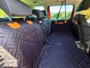 Sport Vibrations® Hunde Autoschondecke Nalu für Rückbank mit Fester Liegefläche und Fußraumüberbrückung – Extra Breite, Wasserdicht - Mit Extra Robusten Reißverschlüssen